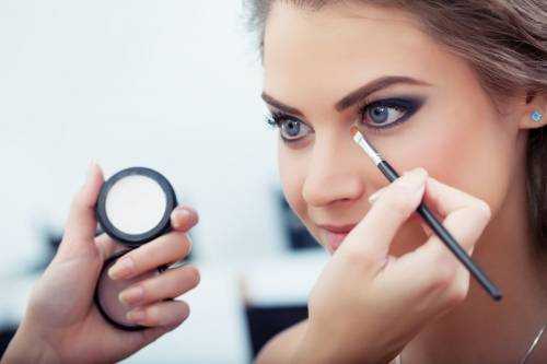 Благодаря макияжу женщины становятся умнее, данные эксперимента