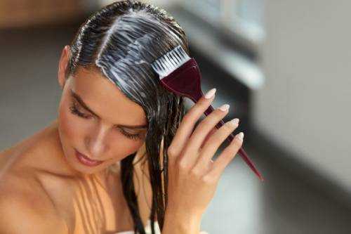 Онкологи запрещают красить волосы женщинам