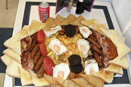 В одном из кафе Великобритании подают самый большой завтрак в мире
