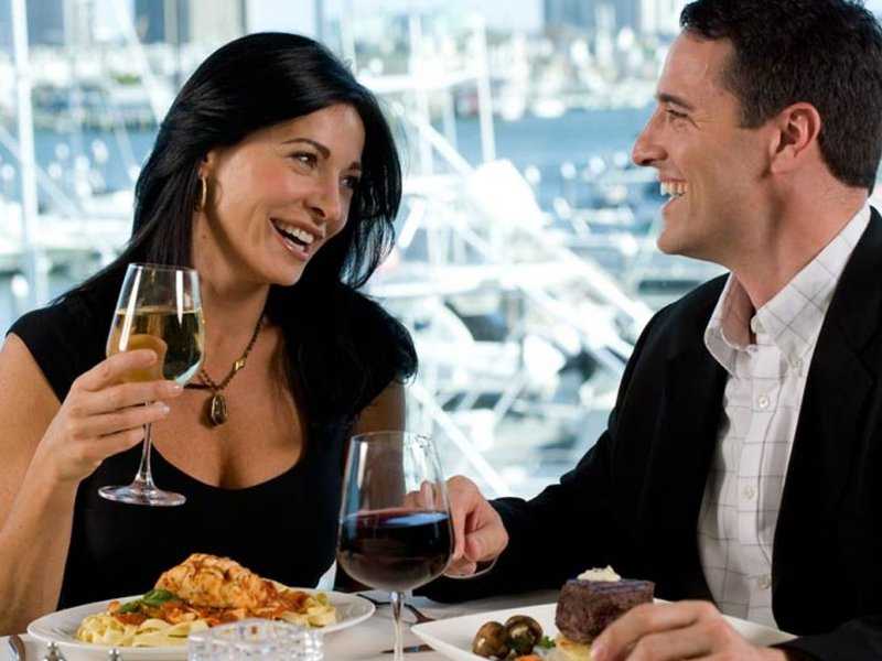 Треть женщин ходят на свидания ради бесплатного ужина в ресторане
