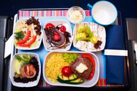 Ученые выяснили, почему в самолете еда кажется невкусной