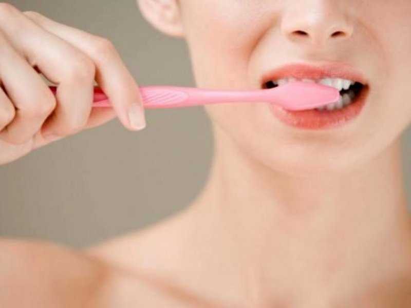 Врач Константин Новицкий рассказал, в какое время лучше чистить зубы