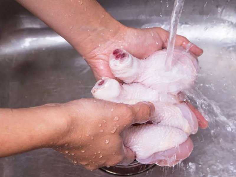 Ученые подтвердили: мыть сырое мясо перед готовкой опасно
