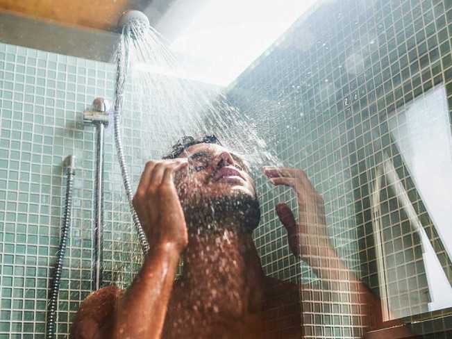 Каким людям противопоказан горячий душ - Новости