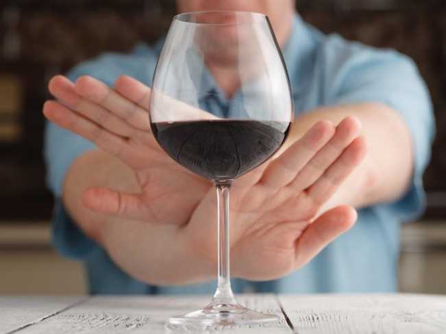 Эксперты советуют отказаться от алкоголя из-за коронавируса - Новости