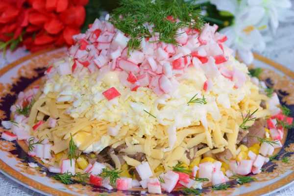 Овощной салат с крабовыми палочками и сыром