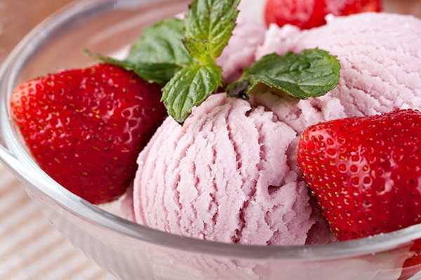 Нежное и вкусное домашнее клубничное мороженое