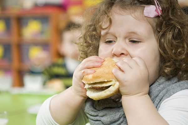 Детское переедание: почему так происходит и как с ним бороться