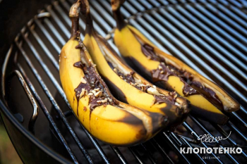 Бананы на гриле с шоколадом